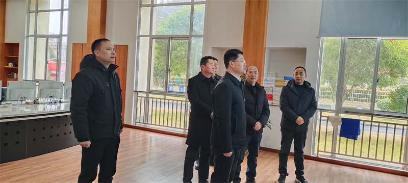 縣長(zhǎng)何斌看望慰問(wèn)供水公司一線(xiàn)職工
